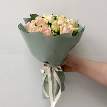 Mono bouquet of Kenyan ro